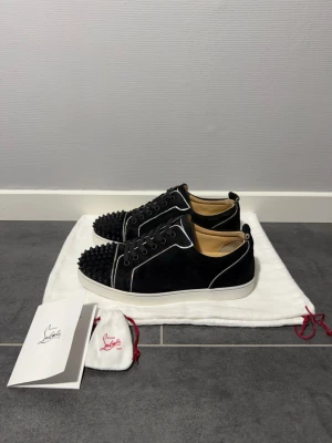 Christian Louboutin  - Christian Louboutin, storlek 41 passar 42, skick 9,5/10 som nya, dustbags extra nitar samt kvitto medföljer vid köp, nypris runt 9000kr, vid funderingar hör av er. 