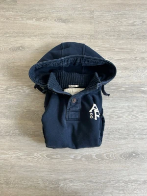 A&F hoodie - Abercrombie & Fitch | Storlek: L | Färg: Mörkblå | Skick: 9/10, lite använd men inga märken! |