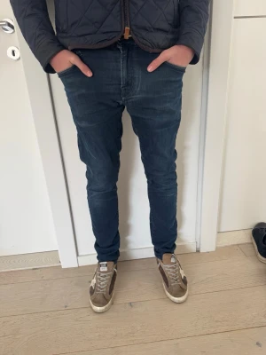 Mörkblå jeans från Tramarossa - Mörkblå Tramarossa jeans i storlek 31. Nypris 3400kr! Kom med funderingar😊