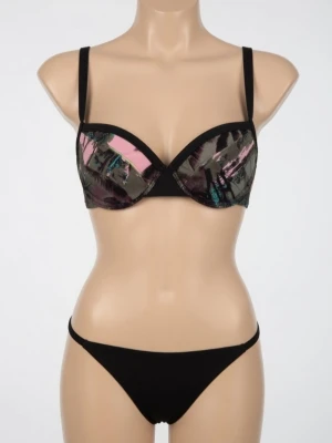 Svart mönstrad bikini topp / BH med palmtryck, 70A, fint skick - Snygg svart mönstrad bikini topp/bygel-bh och tropiskt palmtryck i rosa, blått och grönt på överdelen. Storlek 70A. Reglerbara axelband, knäppning I ryggen. Perfekt för stranden eller poolen och ger en cool vibe till din sommarstil. Matchas enkelt med svart bikinitrosor. (Trosan ingår EJ.) Fint skick, felfri.