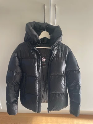 Canada Goose black label  - Säljer en svart dunjacka från Canada Goose mycket bra skick har haft den i 2 år jag köpte den på blocket av ett företag. Väldigt snygg jacka med många små detaljer. Hör av er vid frågor