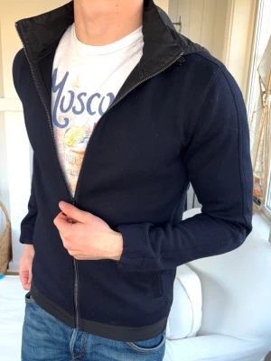 Massimo Dutti cardigan i bomull och ull -  modell är 182 cm och väger 72 kg