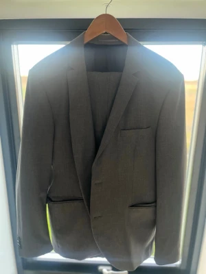 Grå kostym med kavaj och byxor - Fin kostym från Jack and Jones. Nästan oanvänd nypris cirka 1700kr.