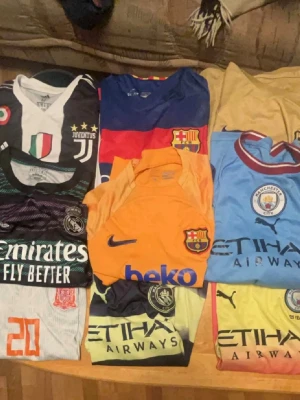 Säljer denna bunt av fotbollströjor  - Alla är i bra skick men vissa bättre än andra. 150 kroner styck eller 900 för hela bunten! Obs ej ORGINAL 