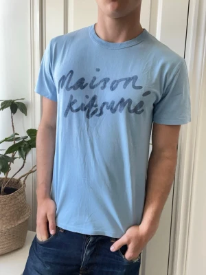 Maison kitsune t shirt  - Maison kitsune t shirt. Sjukt snygg och bra passform. Inga defekter förutom små fläckar vid loggan som ni ser! Modellen i bilderna är 180 cm 75 kg och bär Storlek M , Kom med frågor! 🌟 (Kan gå ned i pris vid köp av paket 😉) 