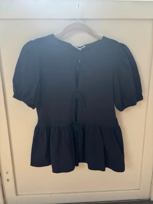 Mörkblå blus/topp från GinaTricot  - Mörkblå blus/topp från GinaTricot i storlek 158/164. 