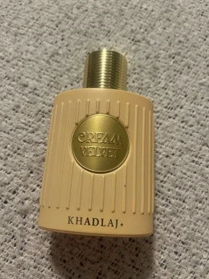 Khadlaj Creme Velvet  - Ungefär halva kvar, lite mer (svårt att se). Förvarad mörkt för parfymens bästa. Lådan finns ej kvar. Pris kan diskuteras 