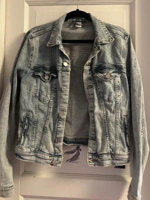 Snygg jeansjacka - Ljus blå jeansjacka med mörkare tvättningar. Passar bra till sommaren!!