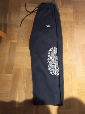 Exklusiva mörkblåa mjukisbyxor från Vici wear. - Perfekta byxor för gymmet eller bara chill hemma. Endast använda ett få tal gånger. Dessutom otroligt sköna. Skriv för fler bilder. Hör gärna av dig vi några funderingar!