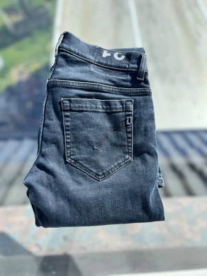 Dondup  - Rikigt feta dondup George!(george är en slim fit model) Storlek 31! Inga hål eller defekter✅  Skriv om ni är intresserade eller har några frågor😊 Fraktar alltid inom 24h📬💨