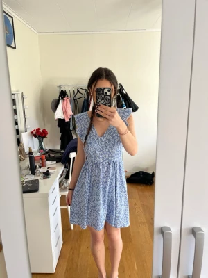 Blommig sommarklänning  - Hej jag säljer den här söta sommarklänningen med blommor på. Den är i storlek S och i gott skick utan skador😊