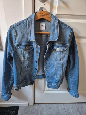 Lois jeansjacka stl L - Lois jeans jacka stl L obetydligt använd alltså jättefint skick