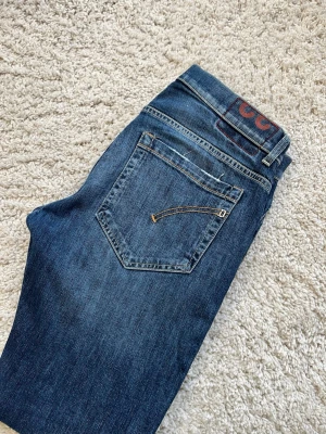 Blå Dondup George jeans med slitningar, storlek 32 - Blå Dondup George jeans med schysst tvätt och slitningar Storlek 32 Inga defekter förutom hålen som endast bidrar med karaktär Hör av er vid frågor och förhandling!🤩