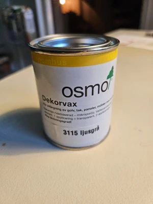 Osmo Dekorvax 3115 Ljusgrå - Osmo Dekorvax 3115 ljusgrå är en burk med dekorvax för infärgning av golv, tak, paneler och möbler inomhus. Vaxet är olja- och vaxbaserat, mikroporöst och vattenavvisande. Färgen är ljusgrå och burken är av metall. Oöppnad