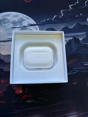 Apple airpods gen 2 - Säljer ett par vita trådlösa hörlurar från Apple med tillhörande laddningsetui. Snygg och stilren design i blank plast, laddas via USB-C-port. Perfekta för musik, poddar och samtal på språng.