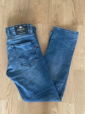 Blå Replay Grover jeans W29 L30 - Jag säljer dom här riktigt snygga Replay Grover jeansen i storlek W29 L30. De är inte använda mycket alls och är i superfint skick. Tveka inte att höra av er!                                                                 Mått: Längd=97cm. Midja=40cm