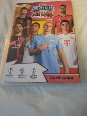 Match Attax samlarpärm med guide - Hej, säljer nu min fottbollskort samling då jag inte har tid eller intresse för de mer. Det finns omkring 5-600 kort i samlingen varav några väldigt limiterade och går inte att få tag på. Vid köp med kommer alla kort och alla pärmar. Nästan alla kort är i jättebra skick förutom 10 kanske.