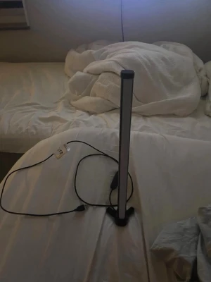LED-ljusramp med USB-anslutning - Säljer en smal och stilren LED-ljusramp i svart och silver med USB-kabel. Perfekt för skrivbordet eller gaminghörnan när du vill ha extra belysning. Enkel att koppla in och tar minimalt med plats.