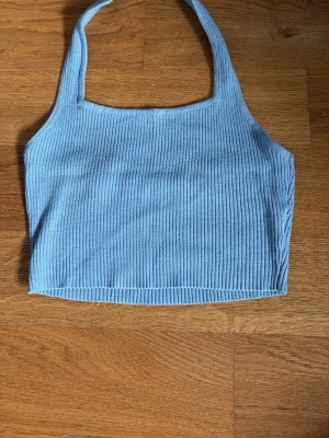Ljusblå ribbad linnetopp från SHEIN - Säljer en ljusblå ribbad linnetopp från SHEIN i storlek S. Toppen är croppad och har breda axelband samt en mjuk, stretchig känsla. Perfekt till sommaren och enkel att matcha med jeans eller kjol.