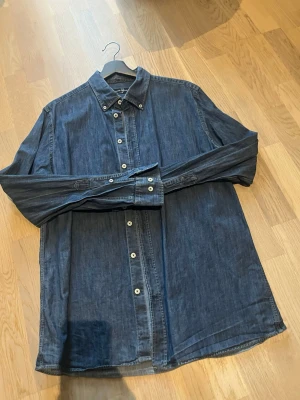Blå jeansskjorta från Ernst Alexis - Snygg jeans skjorta från Ernst Alexis i bra skick. Ny pris 1200kr.