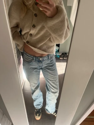 Ljusblå raka jeans från weekday - Säljer ett par ljusblå jeans från Weekday med klassisk  raka ben. Jeansen har låg midja och är tillverkade i denim. Perfekta för en avslappnad och trendig look. Skulle säga att det är 32-34 i storlek 