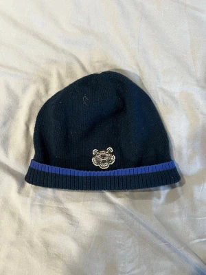 Mörkblå mössa från kenzo - Mörkblå mössa från kenzo, använd 1 gång