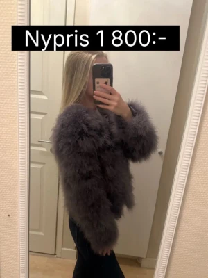 Dennis maglic dream jacket  - Jättefin jacka från dennis maglic dream i strl xs, passar även s, nypris 1800 :-, högkvalitativa veganska syntetfjädrar, varmt foder o går både att ha uppknäppt o knäppt. Jättefint skick, knappt använd! 🩷