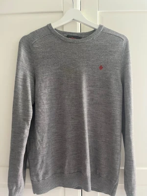 Stickad ljusgrå Morris tröja - Stilren ljusgrå tröja från Morris. Tröjan har krympt så den sitter mer som S. Hör av er vid fler frågor eller funderingar🤗Pris går att diskutera vid snabb affär✅👍