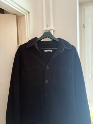Zara overshirt  - Snygg overshirt från Zara som är riktigt stilig. Storlek M! Skriv vid funderingar.