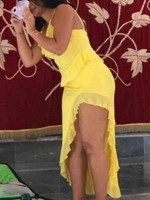 Gul volangklänning med slits - Snygg gul långklänning med smala axelband och volangdetaljer längs urringning och kjol!