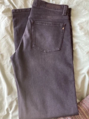 Replay jeans  - Snygga grå jeans från Acne Studios med klassisk femficksmodell och raka ben. Jeansen har en diskret logga på bakfickan och är tillverkade i mjuk bomullsdenim. Perfekta för en stilren och avslappnad look.