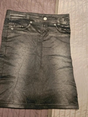 Kjol XXL - Säljer en mjuk kjol med design av jeans. Den är dock mjuk som strumpbyxor, se bilder  Kan även hämtas I Partille  E2