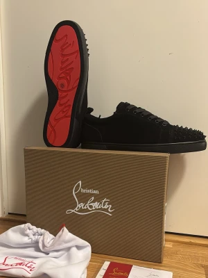 Loubs 43 spikar  - Helt nya loubs. Spikar där fram. Kvitto osv ingår. Fraktas direkt efter köp! Passar dig som gillar mode och stil. Frågor ställs via dm.