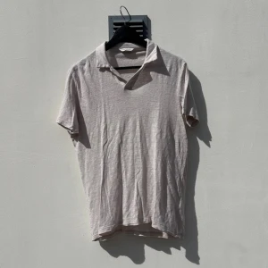 John Henric Piké - Tja! Linnepiké från märket John Henric. Perfekt nu till varmare temperaturer! (Size: S)  (Skick: 4/5)  (Retail: 1499kr)  (Vårt pris: 500kr). Hör av er vid frågor & funderingar! /Mvh, Morëtti Co.