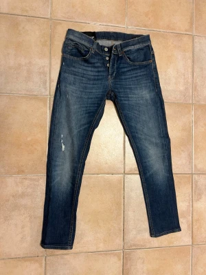 Dondup jeans (george) - Säljer ett par Dondup jeans i modellen George. Säljer pågrund av fel storlek, Jeansen är i princip nyskick, inga defekter – 9/10. Storlek 30. Priset är inte hugget i sten!