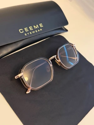 CEEME Eyewear solglasögon rose gold  - Snygga solglasögon från CEEME Eyewear med fyrkantiga bågar i guldtonad metall och mörka glas. Modellen heter Mykonos och är handgjord. Helt nya endast provade, nypris 1300:- 