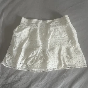 Vit kjol - Vit kjol med broderier och inbyggda shorts🩷använd ett fåtal gånger. Storlek 164 men passar någon med xs/s. HELT slutsåld på hemsidan. Sista bilden är lånad.