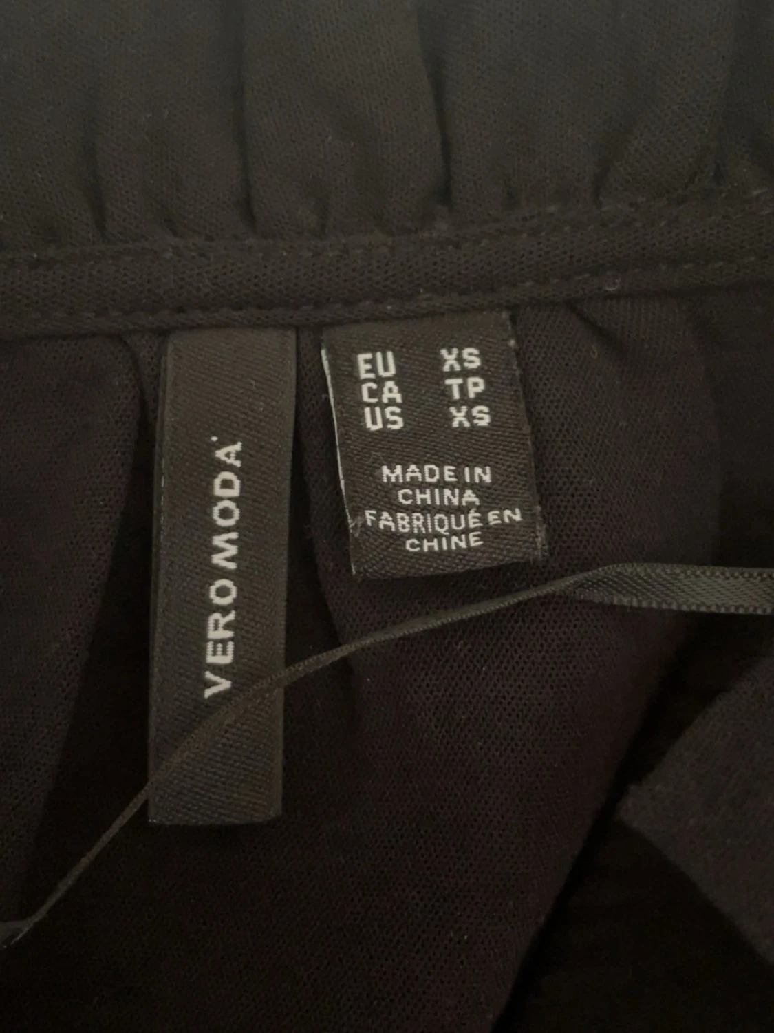 Svart blus med volangkrage Vero Moda - 1