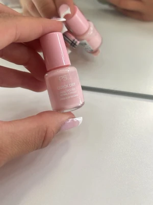 Ljusrosa nagellack PS... Quick Dry - Snyggt ljusrosa nagellack från PS... Quick Dry-serien. Ger en mjuk och fräsch look till naglarna och torkar snabbt. Perfekt för dig som gillar en enkel och stilren färg. Kommer i en smidig glasflaska med rosa lock.