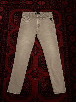 Replay anbass hyperflex jeans  W30 L32 - Beige Replay jeans perfekt för sommar outfits / sommaren. Sitter slim fit på mig | Längd : 103 cm | Midjans bredd : 40 cm | tvättas och fräschas upp innan frakt! | pris går att diskutera vid snabbaffär / bundle köp! 