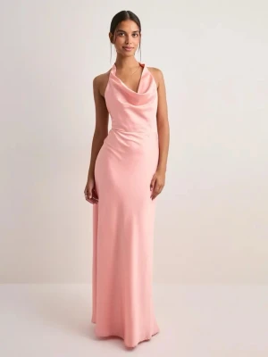 Lång rosa halterneckklänning - Snygg långklänning i ljusrosa med halterneck och draperad urringning. Endast använd en gång så i bra skick. Klänningen har öppen rygg och knytband i nacken, vilket ger en elegant och modern look. Tillverkad i ett mjukt, glansigt material som faller fint längs kroppen. Pris går att diskutera!