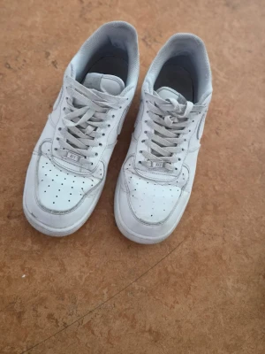Air Force One sneakers - Säljer min airfor 1 som använt i 4 månader och är lite slitna men men när folk kommar så tror dem att jag kan köpt nya men nät tittar noga få kan man se att den är lite använd. Bra skor som har 6 till 12 månader liv kvar att puppa ut.