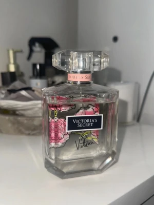 Victoria's Secret parfym - XO, Victoria parfym från Victoria's Secret. Doften har fräscha toppnoter av äpple och citrus, hjärtnoter av ros och orkidé samt basnoter av murgröna och trä. Mängd enligt bild. 100 ml original flaska