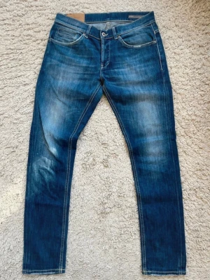 Blå Dondup George jeans - Blå tvättade Dondup George jeans med riktigt schyssta fades Storlek 33 Inga defekter, grymt skick Hör av er vid eventuella funderingar!😉