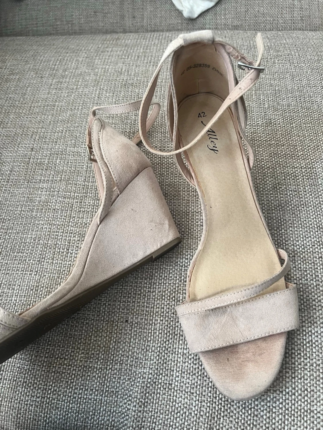Beige pumps med ankelrem från Alley - 3