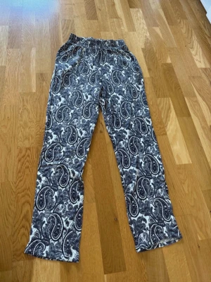 Byxor H&M stl XS - Byxor från H&M i storlek XS.  Väldigt tunna och luftiga, perfekta för sommaren. Mycket bra skick. 
