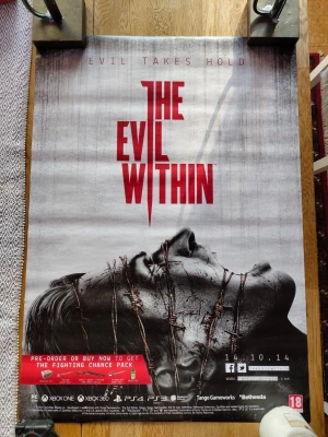 The Evil Within affisch - Stor affisch för spelet The Evil Within med skräcktema. Motivet är i gråskala med röd text och visar ett ansikte insvept i taggtråd. Märken som Bethesda och Tango Gameworks syns längst ner. Perfekt för gamers som gillar skräckspel.  Måttet på affischen är 54,5x84 cm.  Finns små skavanker i hörnen men inget som stör motivet.
