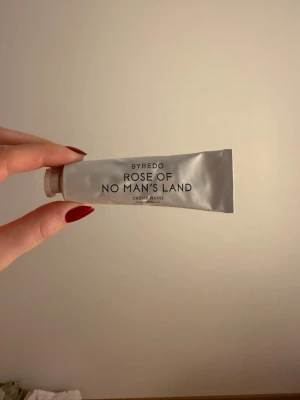 Byredo Rose of No Man's Land handkräm - Lyxig handkräm från Byredo i doften Rose of No Man's Land. Perfekt att ha i väskan för återfuktade händer med en fräsch rosdoft.