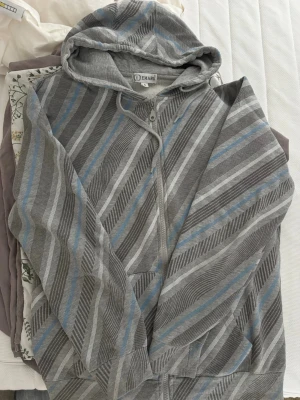 Kofta med dragkedja  - Jätte bekväm hoodie med stor luva🥰 Jag hade haft på mig den hela tiden, men den är för liten i ärmarna på mig :( 