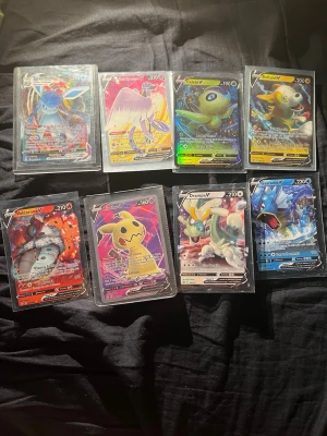 Pokémon kort 8st - Säljer en samling med 8 Pokémon V-kort i plastfickor. Bland annat Sylveon VMAX, Articuno V, Celebi V, Boltund V, Volcarona V, Mimikyu V, Drampa V och Gyarados V. Färgglada motiv och holografiska effekter. Perfekt för samlare eller Pokémon-fans! 